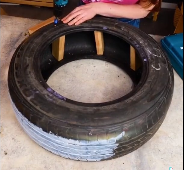 Como fazer uma poltrona pequena reutilizando um pneu sem uso